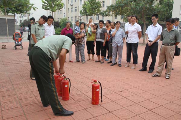 寒亭區消防隊隊長為城市經典小區居民講解滅火器使用方法