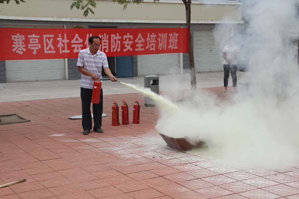 濱海城市經典小區業主實踐滅火器使用方法